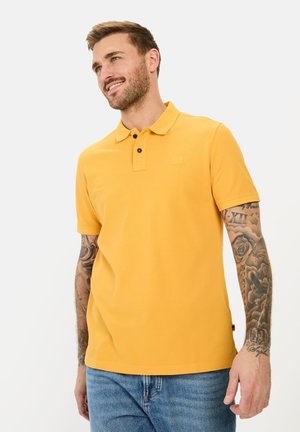 Kortærmet polo-shirt i lys gul bomuld, med krave, to-knap lukning og et diskret logo på brystet.