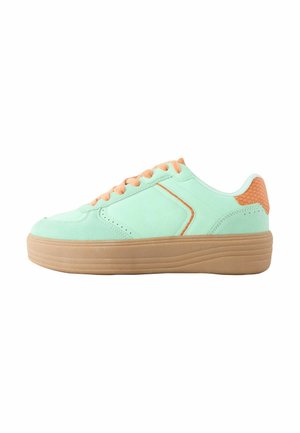 Miętowo-zielone zamszowe sneakersy z pomarańczowymi akcentami, z okrągłym noskiem, płaską gumową podeszwą i perforowanymi detalami po bokach.