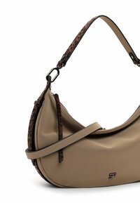 Beige käekott, millel on kõver kuju, leopardimustriga rihm ja metallist detailid. Sile tekstuur, millel on nähtavad õmblused.