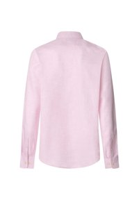 Camisa de manga larga de color rosa claro hecha de lino, con cuello extendido y puños abotonados. Textura suave con un diseño limpio y simple.