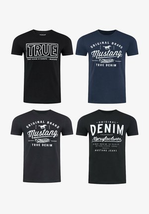 Vier t-shirts gepresenteerd: twee zwart met witte tekst; één marineblauw met witte branding; één zwart met een grote witte graphic. Katoenen stof.