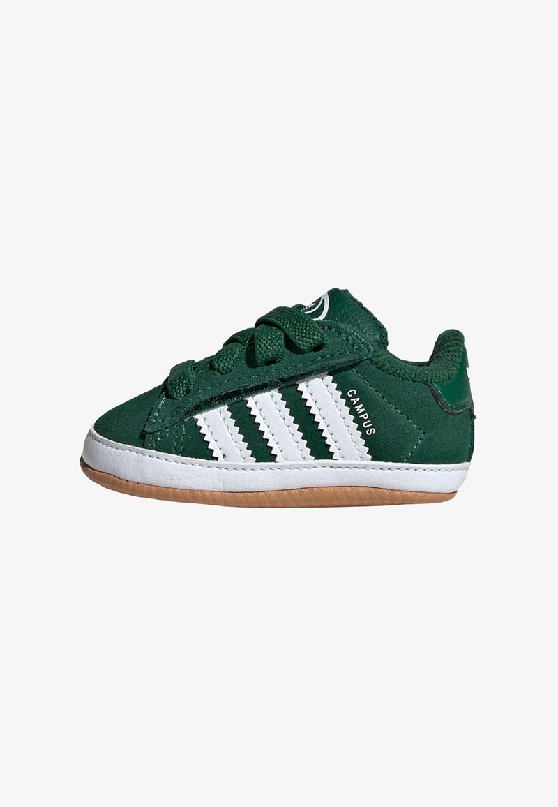 Sapatilhas verdes em camurça com detalhes em pele branca, apresentando três riscas brancas, bico redondo, atacadores e sola em borracha de gengibre.