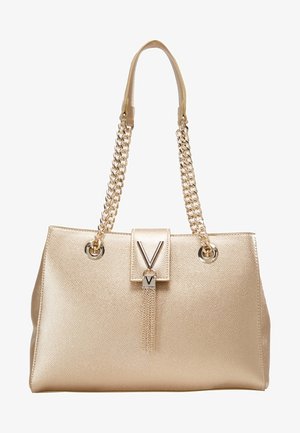 Gold strukturierte Handtasche mit Kettenriemen, einem V-förmigen Verschluss und einem Quastendetail, das von der vorderen Klappe herunterhängt.