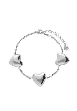 Bracelet en argent sterling présentant trois pendentifs en forme de cœur brillants, reliés par une délicate chaîne avec un fermoir à homard et une extension.