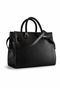 Czarna skórzana torebka o fakturowanym wykończeniu. Posiada plecione uchwyty, odpinany pasek na ramię oraz zapięcie na zamek.