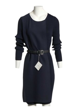 Navyblauwe gebreide jurk met geribde mouwen en zijpaneel, zwarte riem in de taille, getoond op een paspop met een witte label die aan de riem hangt.