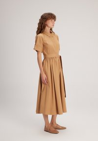 adL SHORT SLEEVES - Abito a camicia - camel