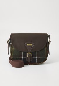 Schoudertas met een donkerbruine leren klep, een lichtere stoflichaam in groen, rood en geel, gouden gesp en een verstelbare bruine schouderriem.