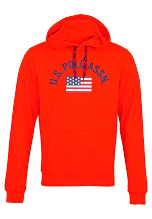 Jaskrawoczerwona bluza z kapturem, z kieszenią z przodu, niebieskimi sznurkami oraz flagą USA i tekstem "U.S. POLO ASSN." na piersi.