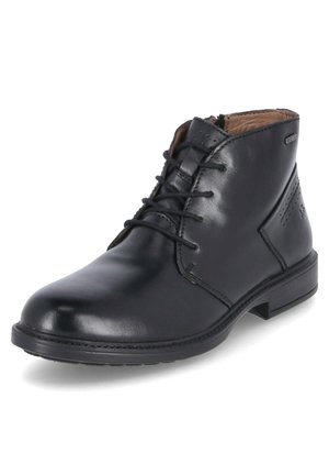Botas de tobillo de cuero negro con punta redonda, diseño con cordones, forro interior en contraste y sutil detalle perforado en el lateral.