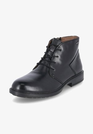 Bottines en cuir noir avec bout rond, design à lacets, doublure intérieure contrastante et subtil détail perforé sur le côté.