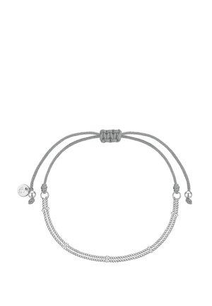 Bracciale intrecciato grigio con chiusura regolabile, dotato di due catene sottili in argento e accentuazioni metalliche. La finitura testurizzata aumenta il dettaglio visivo.