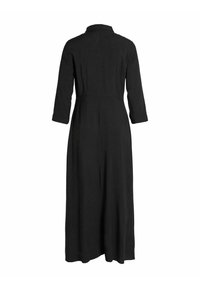 Černé dlouhé šaty s límečkem, obepnutým pasem, splývavou sukní a měkkou texturovanou tkaninou. Zobrazeno zezadu.