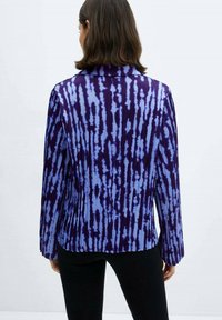 Paarse en blauwe tie-dye patroon jas met geplooid textuur en lange mouwen, getailleerde snit en gezette kraag.