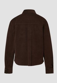 Camicia a maniche lunghe in corduroy marrone scuro con polsini abbottonati, colletto a punta e piega centrale sul retro, su uno sfondo grigio chiaro.