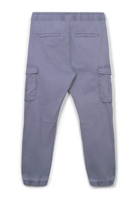 Cargo-Hosen aus leicht lila Stoff mit einem elastischen Bund, zwei Gesäßtaschen und zwei seitlichen Cargo-Taschen. Glatte Textur mit umgeschlagenen Knöcheln.