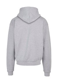 Grå hættetrøje med blød tekstur, ribbede manchetter og kant. Lukket ryg uden synlige logoer eller mønstre.