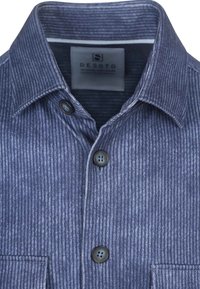 Navyblauwe verticaal gestreepte shirt met een puntige kraag, twee zwarte knopen aan de voorkant en een patchzak aan de linkerkant.