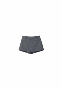 Pantaloni corti grigi realizzati in tessuto testurizzato con un design su misura, caratterizzati da due tasche frontali e un orlo dritto.