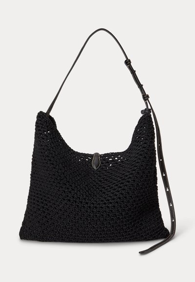 Fekete szövött válltáska állítható vékony bőrpánttal és kis bőr díszítőelemmel az első középső részen.