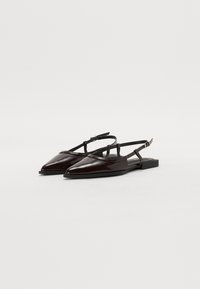 Brune patentlæder slingback flade sko med spids tå, flad sål og justerbar rem, med en glat og blank finish.