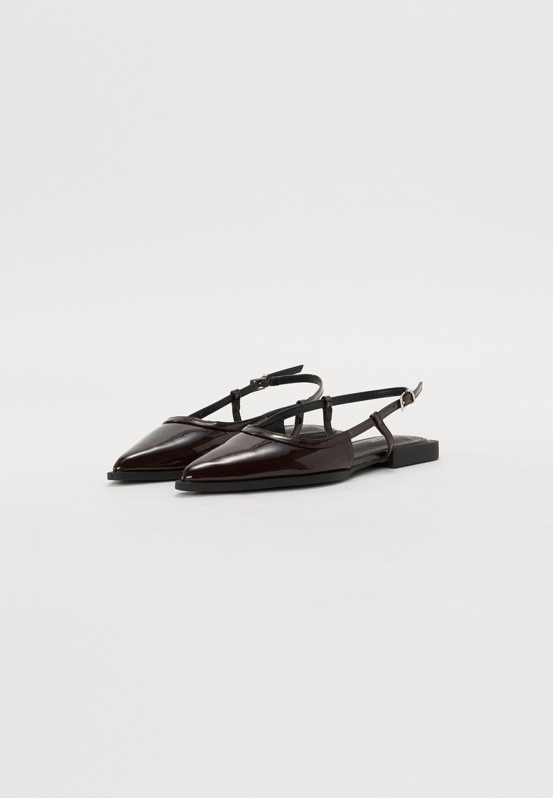 Ballerines à bride arrière en cuir verni marron, avec un bout pointu, une semelle plate et une sangle ajustable, présentant une finition lisse et brillante.