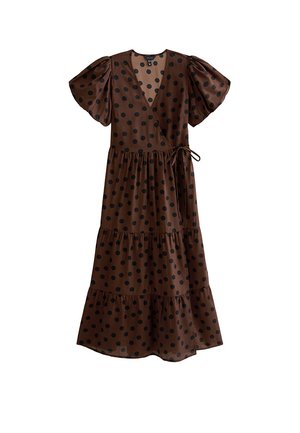 Vestido cruzado marrón con lunares negros, mangas cortas abullonadas, falda de volantes y cinturón lateral anudado.