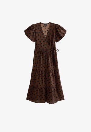 Vestido cruzado marrón con lunares negros, mangas cortas abullonadas, falda de volantes y cinturón lateral anudado.