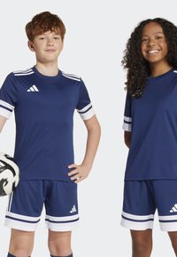 Uniformes de football bleu marine en tissu léger, avec des rayures blanches sur les manches et les shorts, et des logos Adidas sur la poitrine et les shorts.