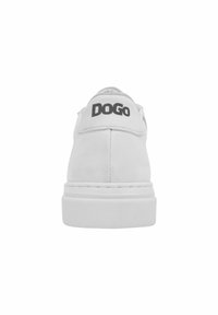 Weiße Sneaker mit glattem Obermaterial, Gummisohle und strukturiertem Zehenbereich. Schwarzes "DoGo"-Logo an der Ferse und minimalistisches Design.