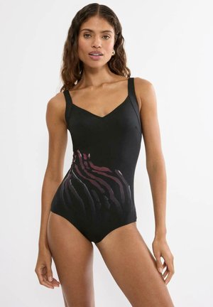 Czarny jednoczęściowy kostium kąpielowy damski z cienkimi ramiączkami i bordowo-szarym abstrakcyjnym wzorem po lewej stronie, noszony przez stojącą modelkę.