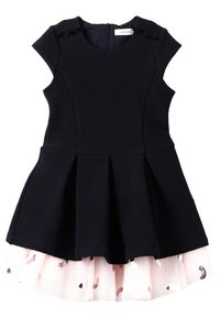 Tmavě modré šaty s žebrovanou texturou, rukávy do cap, a přiléhavou přední částí. Rozšířená sukně má průsvitnou růžovou tylovou vrstvu s černými a růžovými vzory.