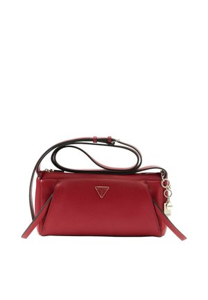 Sac bandoulière Guess en cuir rouge avec logo triangulaire, longue sangle, fermeture éclair sur le dessus et porte-clés doré suspendu sur le côté.