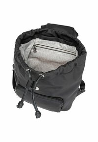 Sac à dos noir avec une fermeture à cordon, extérieur en nylon lisse, sangle ajustable et poche zippée. L'intérieur présente un motif de logo.