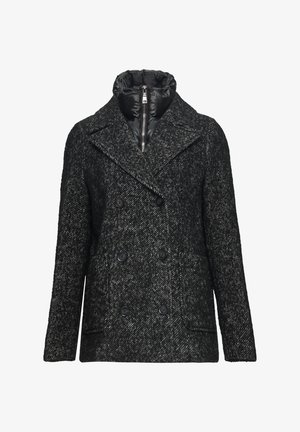 Topelt rinnaga must ja hall tweed mantel, millel on tikitud sisekate, suured klapid ja ees olevad taskud. Omab tumedaid nööpe ja tekstuurset mustrit.