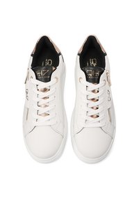 Sneaker bianchi in pelle con accenti dorati, dotati di allacciatura frontale, zip decorativa laterale e pannelli testurizzati lungo i fori dei lacci.