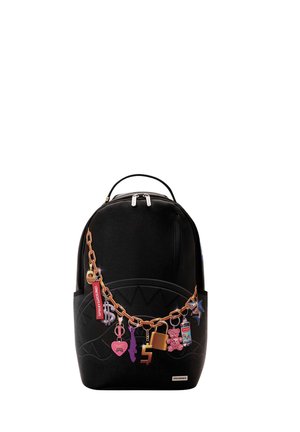 Mochila negra con una cadena de llaveros de colores que incluyen un corazón rosa, candado dorado, símbolo de dólar, osito de peluche y tiburón.