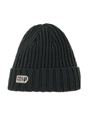 Zwart gebreide muts met een verticale ribbelpatroon en een omgeslagen boord met een witte rechthoekige "PROTEST" logo patch.