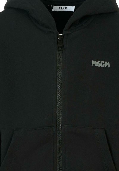 Felpa nera con zip realizzata in tessuto morbido, dotata di una cerniera frontale e di un piccolo logo grigio "MSGM" sul petto. Include un cappuccio.