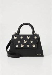 Sort læderhåndtaske med et struktureret design, der har en top-håndtag, aftagelig rem og metalliske nitter på forsiden.