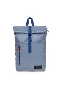 Zaino roll-top azzurro chiaro con finitura testurizzata, dotato di una fascia centrale e una fibbia, tasca frontale con zip e accenti scuri.