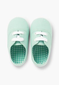 Scarpe di tela verde menta con lacci bianchi, design a punta rotonda e rivestimento a motivo a scacchi. Texture morbida e costruzione leggera.