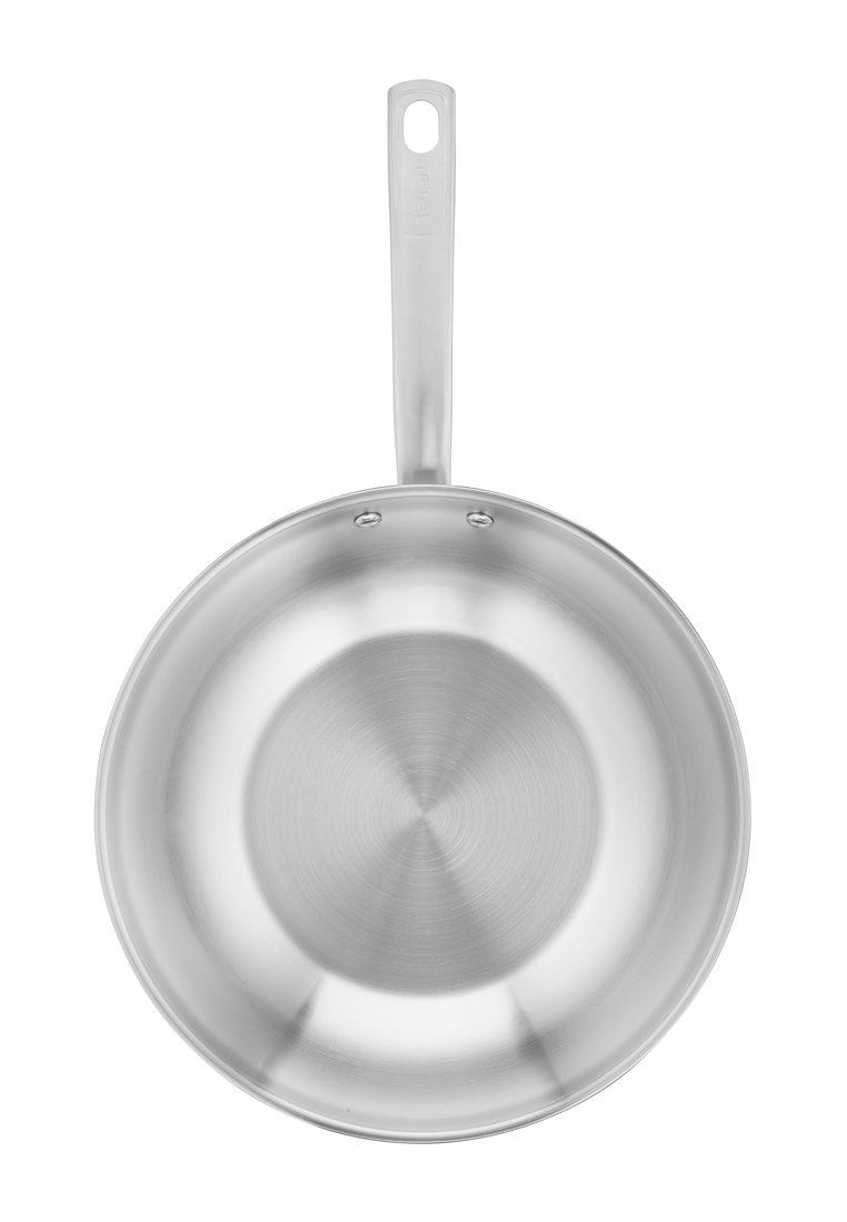 Poêle à frire en acier inoxydable avec une surface lisse et brillante et une longue poignée dotée d'un trou de suspension. Forme ronde et peu profonde sans motifs visibles.