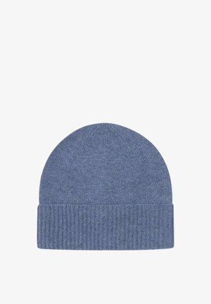 Berretto lavorato a maglia blu piegato con polsino a coste, esposto su uno sfondo bianco.