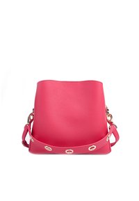 Borsa a secchiello in pelle rosa con superficie testurizzata, tracolla regolabile e dettagli in oro lungo la tracolla. Nessuna chiusura visibile.