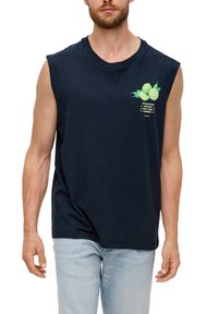 Marineblauw mouwloos T-shirt van katoen, met een grafisch ontwerp van limoenen en tekst op de borst. Smooth textuur, ontspannen pasvorm.