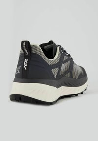 Scarpa sportiva nera con dettagli in rete, superficie texture, suola bianca a contrasto e un pull tab posteriore per facilitare l'ingresso. Suola in gomma con trazione.