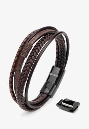 Brauner Lederarmband mit drei Strängen: zwei glatte und einen geflochtenen. Verfügt über einen schwarzen Metallverschluss mit "SERASAR"-Branding und einem abnehmbaren Stück.