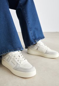 Calvin Klein Jeans BASKET CUPSOLE  - Tenisky - creamy white/eggshell