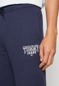 Tommy Jeans SLIM ENTRY GRAPHIC SWEATPANT - Pantalones deportivos - twilight navy